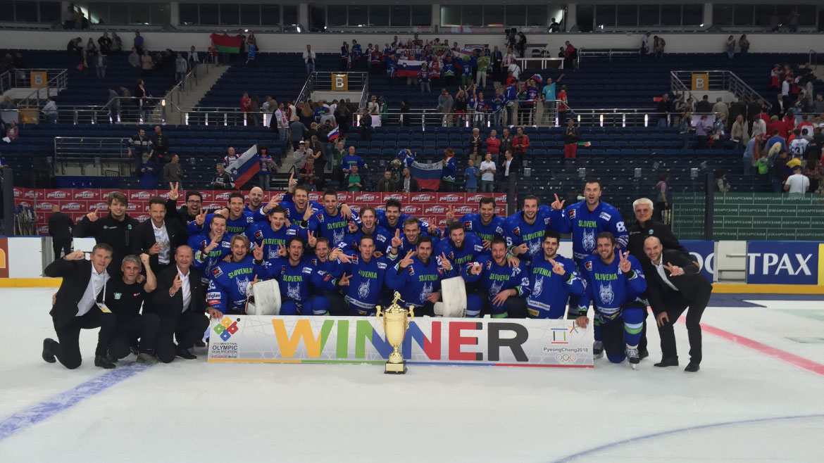 Skupinska slika s hokejisti